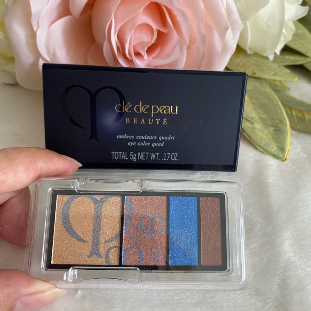 CLE DE PEAU Eye Color Quad Palette - Gold, Blue, Brown - Picture 9 of 9